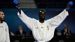 El equipo femenino de kumite se cuelga la medalla de bronce