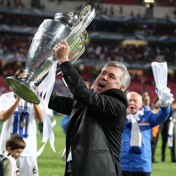 Carlo Ancelotti, con la D&eacute;cima Copa de Europa del Real Madrid, conquistada contra el Atl&eacute;tico en Lisboa 2014. El italiano es uno de los tres entrenadores que ha ganado el t&iacute;tulo tres veces y uno de los siete ganadores que lo han sido 