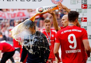 El entrenador del Bayern de Múnich, Niko Kovac, celebrando el título liguero del Bayern de Múnich. 