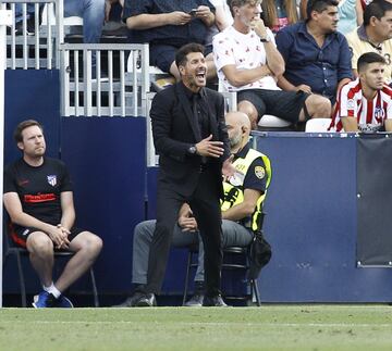 El entrenador del Atlético de Madrid, Simeone, dando instrucciones desde la banda. 