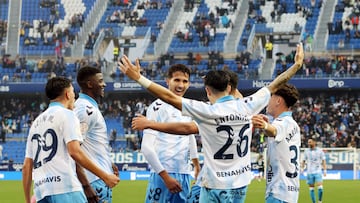 Izan (dorsal 29), Anto?ito (26) y Ochoa (35) felicitan a Juanpe por sju golal Eldense en Copa.