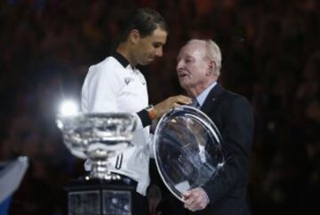 Rafa Nadal recibe su trofeo como subcampeón del Open de Australia de manos de Rod Laver.