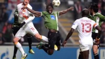 El jugador del Sporting de Braga Ederzito Lopes "Eder" (c) disputa el balón con Albert Riera (i) del Galatasaray de Turquía durante un juego de la Liga de Campeones de Europa que les enfrenta hoy, miércoles 5 de diciembre de 2012, en el estadio Axa de Braga (Portugal).