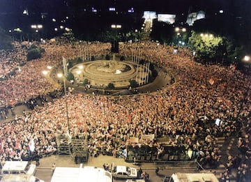 La afición del Atlético de Madrid se congregó en la plaza de Neptuno en el doblete. 