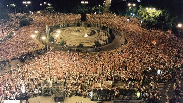 La afición del Atlético de Madrid se congregó en la plaza de Neptuno en el doblete. 