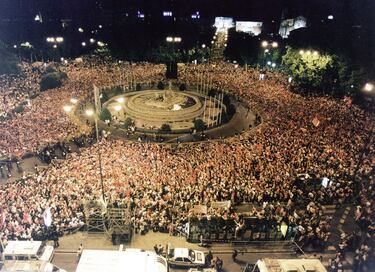 La afición del Atlético de Madrid se congregó en la plaza de Neptuno en el doblete. 