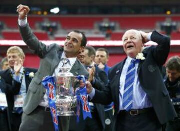 El español Roberto Martinez entrenador del Wigan con el Presidente David Whelan.