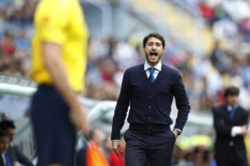 El entrenador del Deportivo Victor Sánchez del Amo grita al árbitro asistente durante el partido 