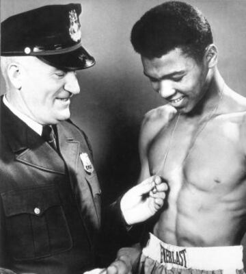 Muhammad Ali con su primer entrenador, el policía Joe Martin. 