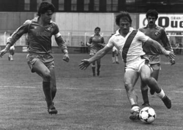 El exjugador del Rayo Vallecano Rubn Omar Favret falleci a los 65 a?os, vctima del coronavirus. El extremo argentino, que coincidi en Boca Juniors con Maradona, milit dos temporadas en Vallecas entre 1982 y 1984 cuando el equipo militaba en Segunda Divisin. En la segunda campa?a no pudo evitar el descenso a Segunda B. Disput un total de 74 encuentros con la Franja logrando nueve goles. 