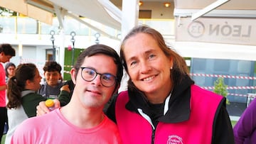 Carolina Navarro con uno de los participantes.