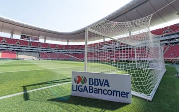 Calor, sol y pasión: el color de la afición en el Estadio Chivas