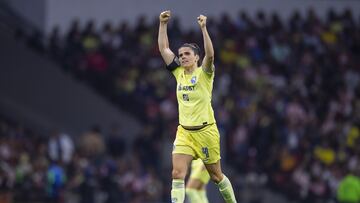 Andrea Pereira festeja su gol en contra de Chivas.