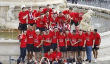 Celebración de los jugadores del Sevilla en la plaza de la Puerta de Jerez, durante el paseo triunfal que ha realizado el equipo esta tarde para festejar y ofrecer a la ciudad su quinta Liga Europa conseguida el pasado miércoles en Basilea (Suiza