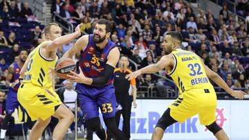 Nikola Mirotic, ante Sikma y Thiemann.