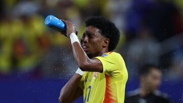CHARLOTTE, NORTH CAROLINA - JULY 10: Johan Mojica of Colombia pours water in his face during the CONMEBOL Copa America 2024 semifinal match between Uruguay and Colombia at Bank of America Stadium on July 10, 2024 in Charlotte, North Carolina.   Jared C. Tilton/Getty Images/AFP (Photo by Jared C. Tilton / GETTY IMAGES NORTH AMERICA / Getty Images via AFP)
