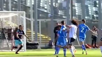 La U hizo historia en el Monumental, pero esta decisión del VAR indigna a sus hinchas: “Le pasa a llevar...”