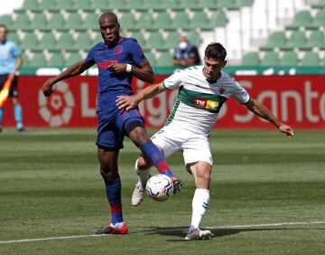 Kondogbia y Lucas Boyé, pelean un balón. 
 