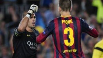 Valdés es felicitado por Piqué tras desviar un penalti ejecutado por el Ajax en el Camp Nou.
