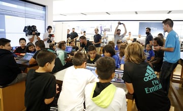 Los jugadores del Real Madrid compartieron con los niños las novedades de Microsoft.