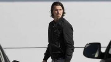 Ibrahimovic, con problemas en la espalda, se entrena en el gimnasio