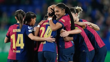 BARCELONA, 27/03/2025.- Las jugadoras del Barcelona celebran su tercer gol, obra de Esmee Brugts, ante el Wolfsburgo, en el partido de vuelta de cuartos de final de la Liga de Campeones femenina, este jueves en el estadio Johan Cruyff. EFE/ Enric Fontcuberta