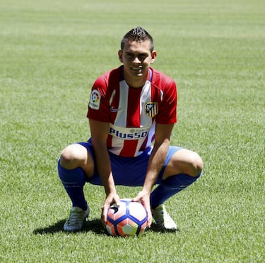 Rafael Santos Borré fue fichado por el Atlético en 2015 tras destacar en el Deportivo Cali. Aunque nunca llegó a disputar partidos oficiales en competición con el primer equipo, participó en amistosos de pretemporada y fue cedido para ganar experiencia.