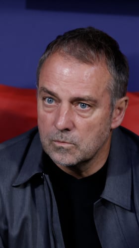 MADRID, 14/04/2026.- El entrenador del Barcelona, Hansi Flick, antes del partido de vuelta de los cuartos de final de la Liga de Campeones que Atlético de Madrid y FC Barcelona disputan este martes en el estadio Metropolitano, en Madrid. EFE/Juanjo Martín