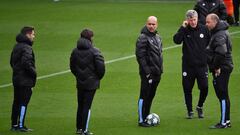 Pep Guardiola  con su cuerpo t&eacute;cnico.