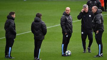 Pep Guardiola  con su cuerpo t&eacute;cnico.