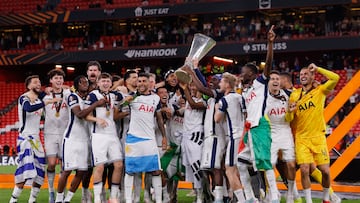 Soccer Football - Europa League - Final - Tottenham Hotspur v Manchester United - San Mames, Bilbao, Spain - May 21, 2025 Tottenham Hotspur's Son Heung-min and Tottenham Hotspur's Yves Bissouma lift the trophy with teammates after winning the Europa League Final REUTERS/Andrew Couldridge