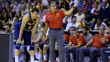 El seleccionador de España Sergio Scariolo junto al jugador Victor Claver.