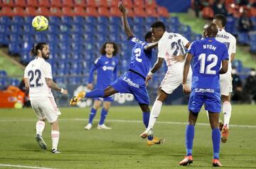 Vinicius remata de cabeza en el área del Getafe ante la oposición de Djené en el partido que el Madrid jugó el domingo en el Coliseum.