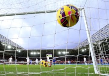 Swansea City - Chelsea
Una primera parte sublime, en la que anotó cuatro goles -dos de Oscar y dos de Diego Costa-, le sirvió a un excelso Chelsea para golear sin piedad a un excesivamente blando Swansea (0-5) en el Liberty Stadium.