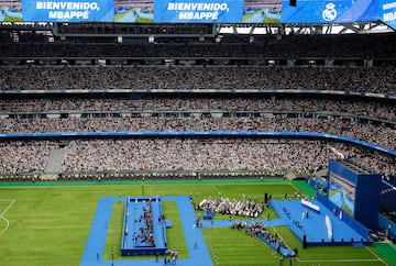 Más de 80.000 personas no se han querido perder la presentación del futbolista francés. 