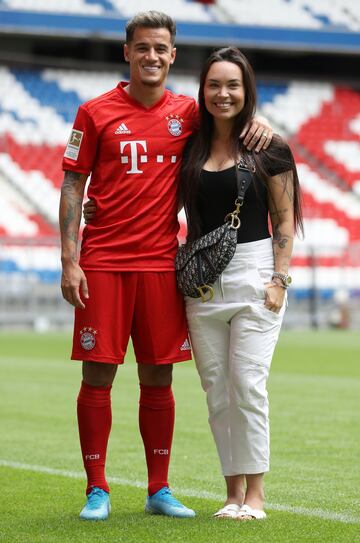 Coutinho posa con su mujer Aine en el Allianz Arena durante la presentación.