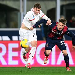 Una vez más Santi Giménez marca diferencia