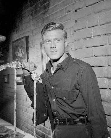 El actor estadounidense Robert Redford en un episodio de la serie de televisión "The Twilight Zone" titulado "Nothing in the Dark" (dirigido por Lamont Johnson), Culver City, California, el 17 de abril de 1961.