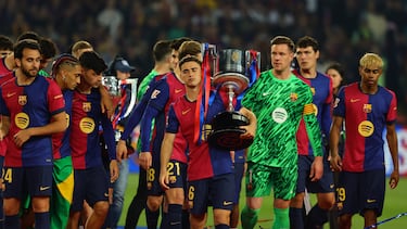 Los jugadores del Barcelona celebraban el título en el césped,