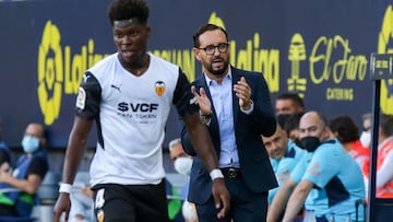 Jos&eacute; Bordal&aacute;s, entrenador del Valencia CF, durante el partido ante el C&aacute;diz CF de LaLiga Santander.