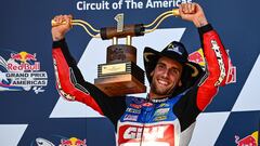El piloto español de Honda, Álex Rins, con el trofeo y el sombrero de cowboy que le acredita como el ganador del Gran Premio de Las Américas.