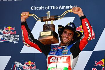 El piloto español de Honda, Álex Rins, con el trofeo y el sombrero de cowboy que le acredita como el ganador del Gran Premio de Las Américas.