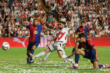 El centrocampista rayista fue el encargado de adelantar a su equipo ante el Barcelona. Esta temporada está llamado a liderar la zona ancha de Vallecas.