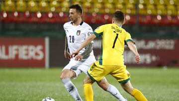 Soccer Football - World Cup Qualifiers Europe - Group C - Lithuania v Italy - LFF stadionas, Vilnius, Lithuania - March 31, 2021  Italy&#039;s Federico Bernardeschi in action with Lithuania&#039;s Gratas Sirgedas REUTERS/Ints Kalnins