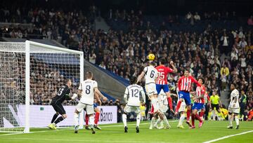 El árbitro del partido, Sánchez Martínez, anula el gol de Stefan Savic por fuera de juego posicional de Saúl Ñíguez y tapar la visión de Andriy Lunin en el momento del remate.