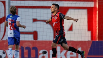 Futbol, Deportes Limache vs Deportes Antofagasta.
Liguilla, campeonato Ascenso 2024.
El jugador de Deportes Limache Renato Tarifeno celebra tras marcar un gol contra Deportes Antofagasta durante el primer partido de la ligulla de primera division B disputado en el estadio Nicolas Chahuan de La Calera, Chile.
13/11/2024
Andres Pina/Photosport
Football, Deportes Limache vs Deportes Antofagasta.
Paly off, 2024 Promotion Championship.
Deportes Limache’s player Renato Tarifeno celebrates aftrer scoring against Deportes Antofagasta during a first leg match of the B division play off at the Nicolas Chauan stadium in La Calera, Chile.
13/11/2024
Andres Pina/Photosport