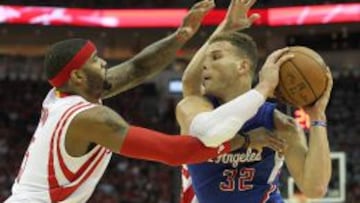 Blake Griffin ante Josh Smith en el partido del Toyota Center.
