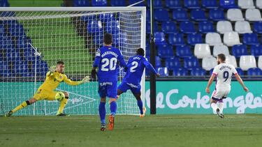 GETAFE, SPAIN - JANUARY 02: Shon Weissman (R) of Real Valladolid scores his team's first goal against goalkeeper Ruben Yanez and Dakonam Djene of Getafe during the La Liga Santander match between Getafe CF and Real Valladolid CF at Coliseum Alfonso P
