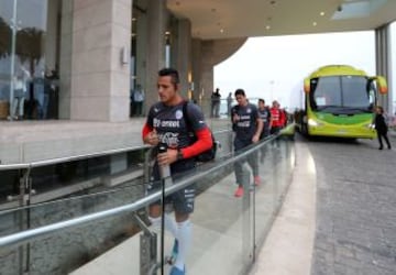 Alexis Sánchez no le hizo caso al frío y viajó con shorts hasta Coquimbo.