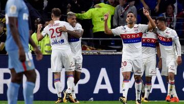 Lyon's players celebrate after thier teammate French forward Nabil Fekir (unseen) scored a goal during the French L1 football match between Lyon (OL) and Monaco (ASM), on October 13, 2017 at the Groupama stadium in Decines-Charpieu near Lyon, southeastern France. / AFP PHOTO / JEAN-PHILIPPE KSIAZEK